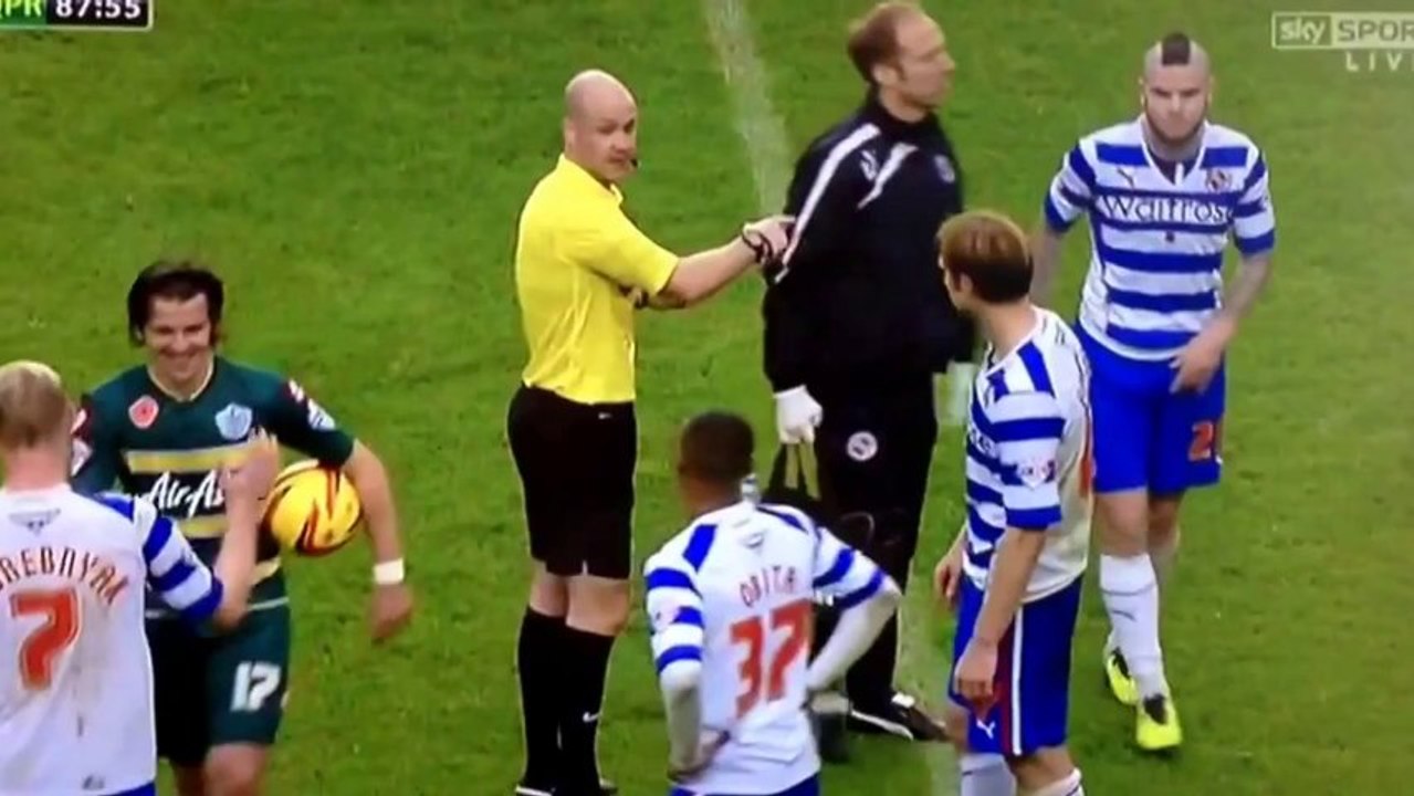 Football : Joey Barton masse les parties intimes de Danny Guthrie... avec son pied