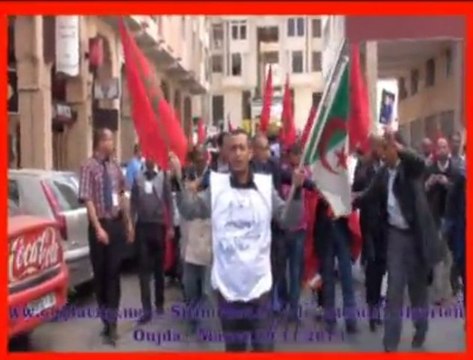 مواطنون صحراويون يقومون بمسيرة ثم وقفة احتجاجية امام القنصلية الجزائرية بوجدة