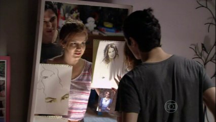 Antônio mostra seus desenhos para Anita