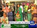 BOYS & GIRLS GROUP DANCE IN KARACHI SHOPPING MALL TO ATTRACT CUSTOMERS