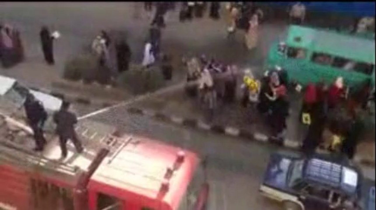 دور قوات الدفاع المدني الجديد بدلا من حماية المواطنين تقوم برش النساء بالمياه فقط لانهم يقولون رأيهم