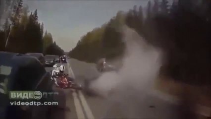 Video herunterladen: CAR VS MOTORCYCLE...Violent crash filmed with Russian dashcam!