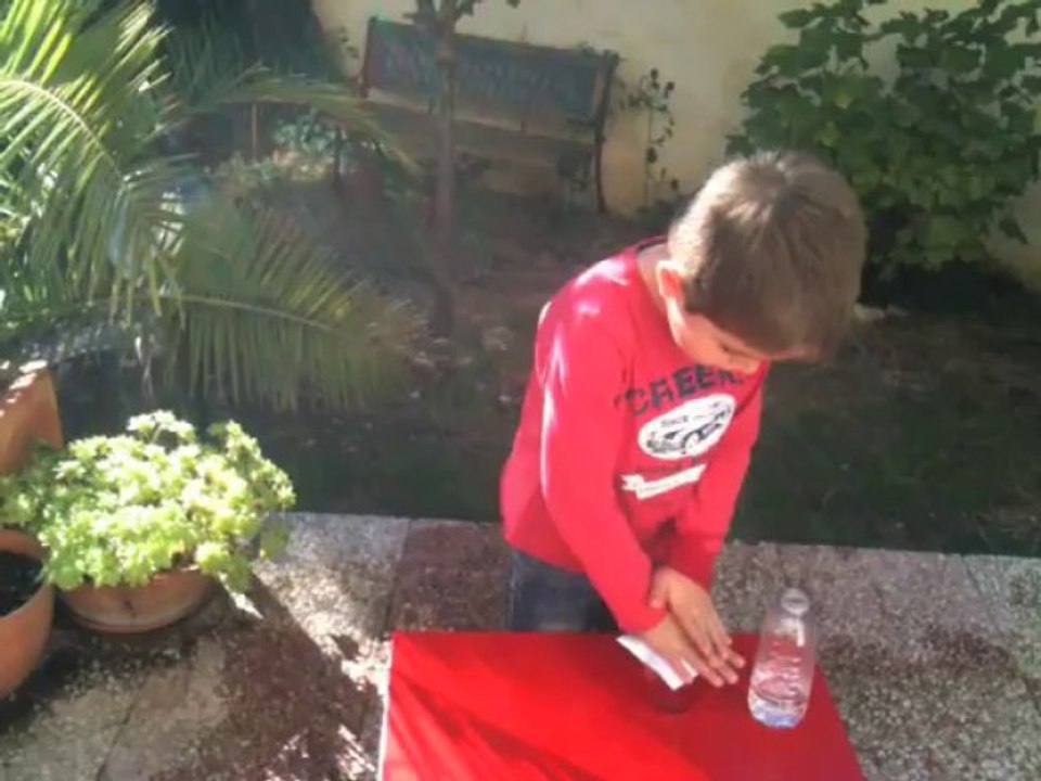 On n'est pas que des cobayes ! Max relève le défi du verre magique