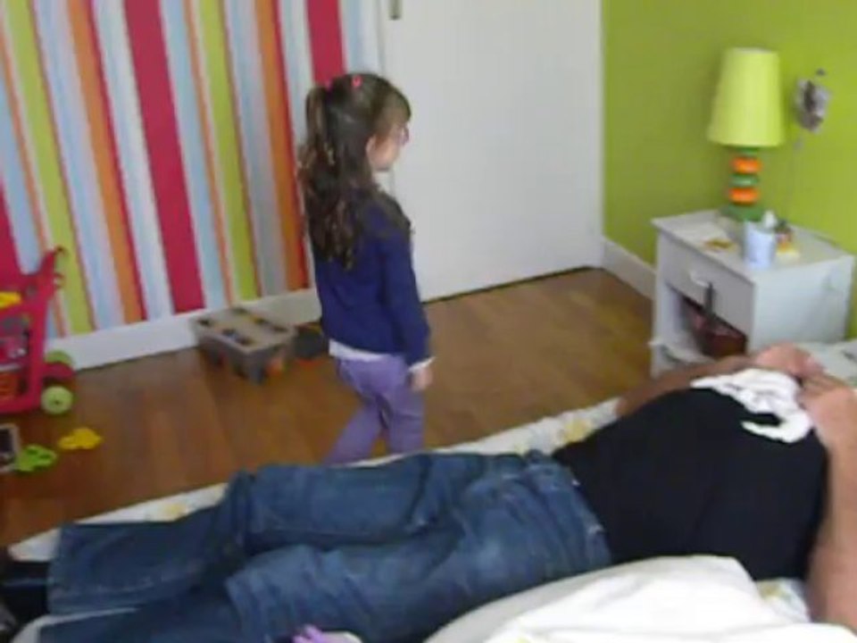 Docteur Léonie soigne Papy.