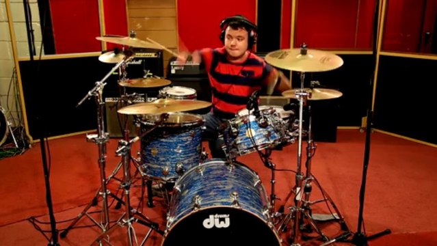 Un batteur sans bras joue : Foo Fighters - Everlong. ENORME!