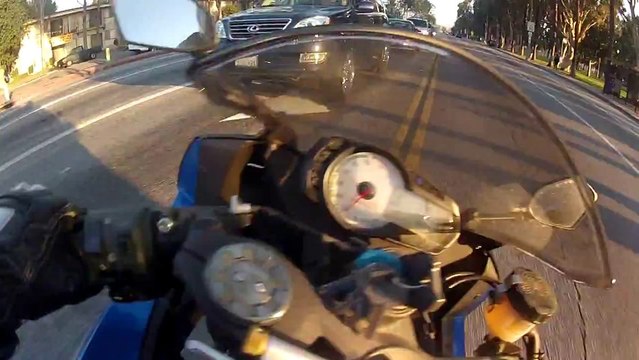 Un motard passe un feu orange