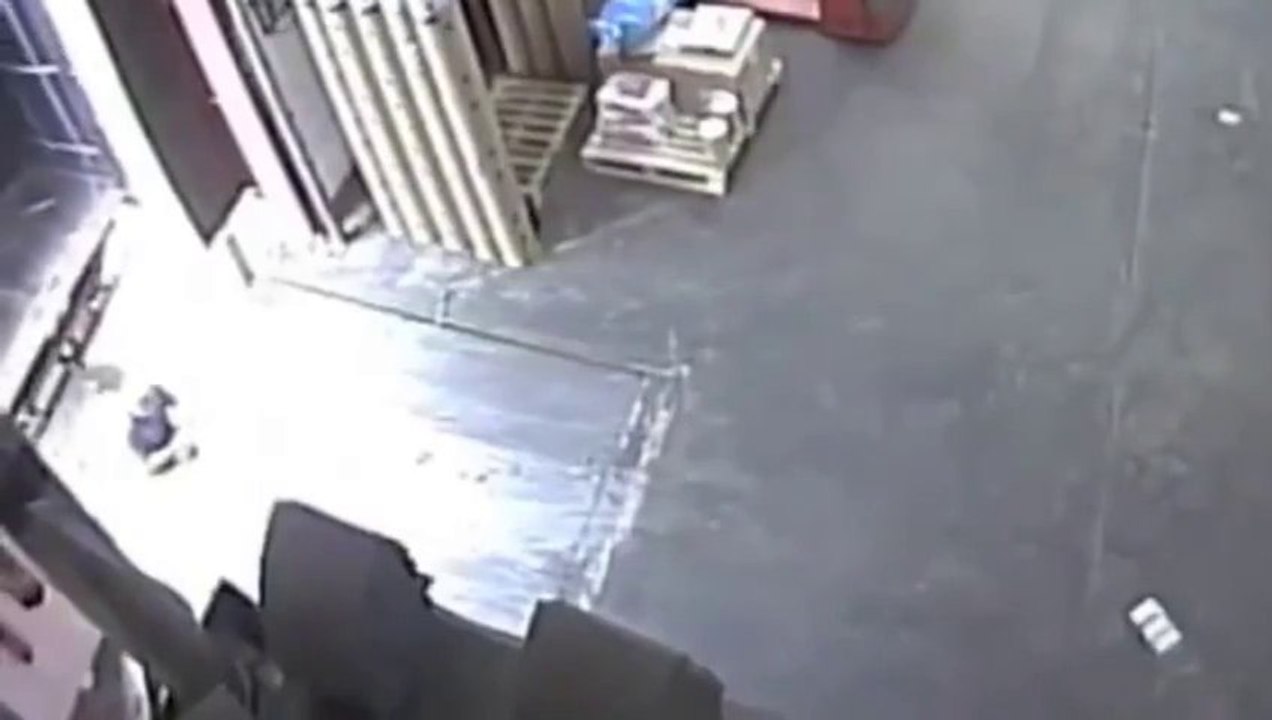 Un homme à 2 doigts de se faire écraser par un camion!