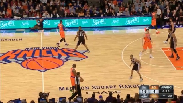 Tony Parker enchaîne sur deux actions de suite crossover + panier