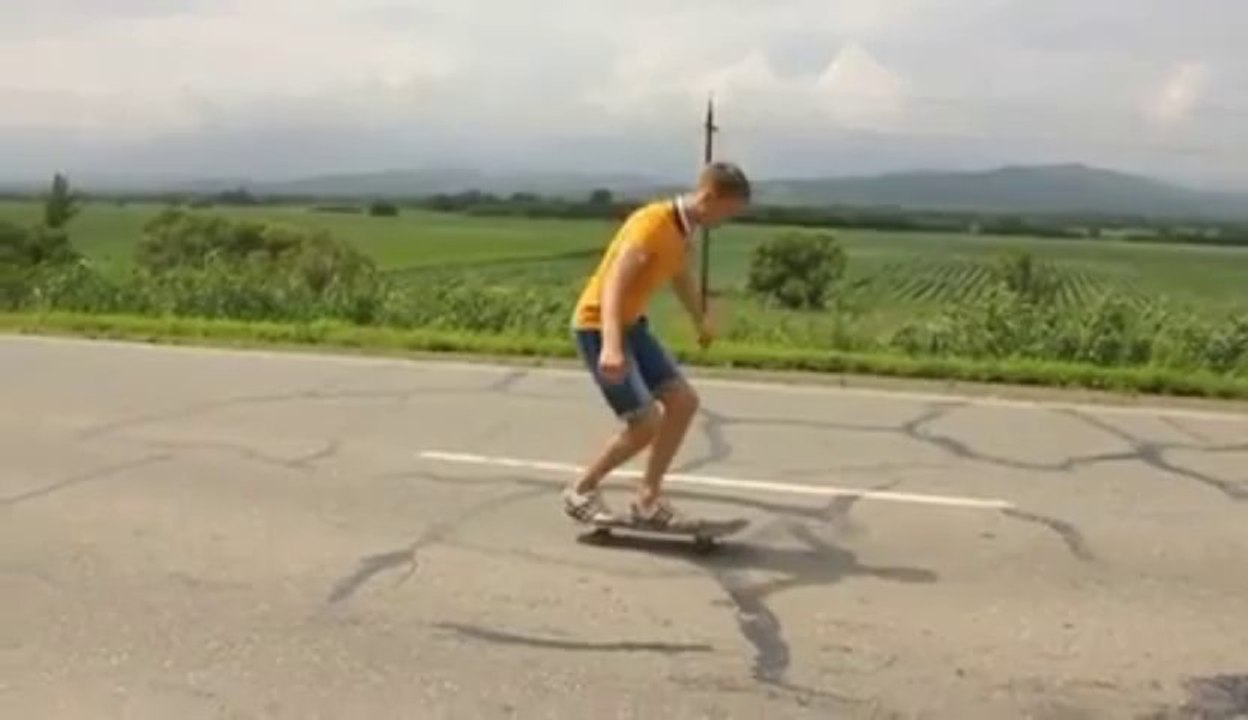 Backflip en SKATE raté. ça doit piquer le front ça!
