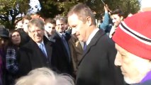 Nicolas Dupont-Aignan entouré par la foule à Colombey les deux Eglises.