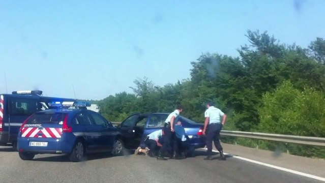Un conducteur ivre zig zag sur l'autoroute A8