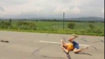 Rapaz tenta fazer mortal em cima do Skate mas corre mal (Vídeo)