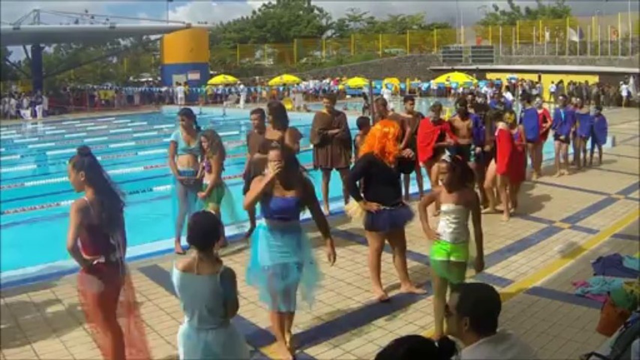 Défilé des équipes à l'interclubs natation Réunion