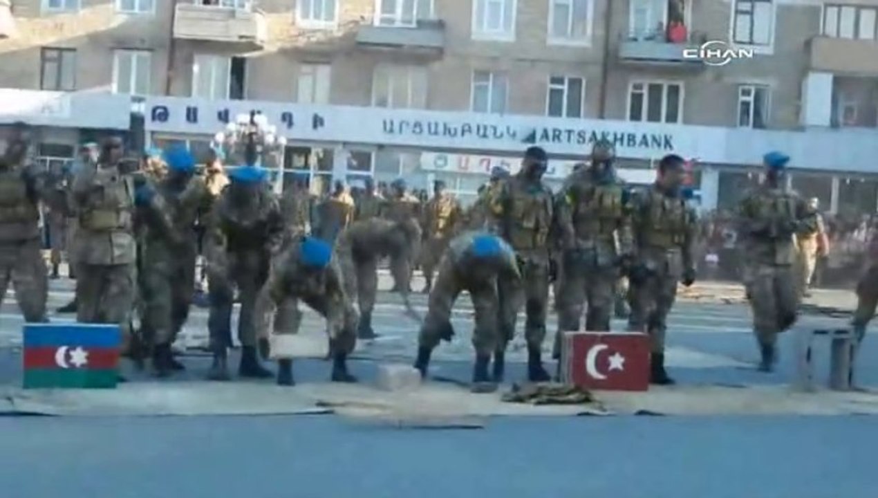 Ermeni komandoları gösteride Türk ve Azeri bayraklı tuğlaları kırdı