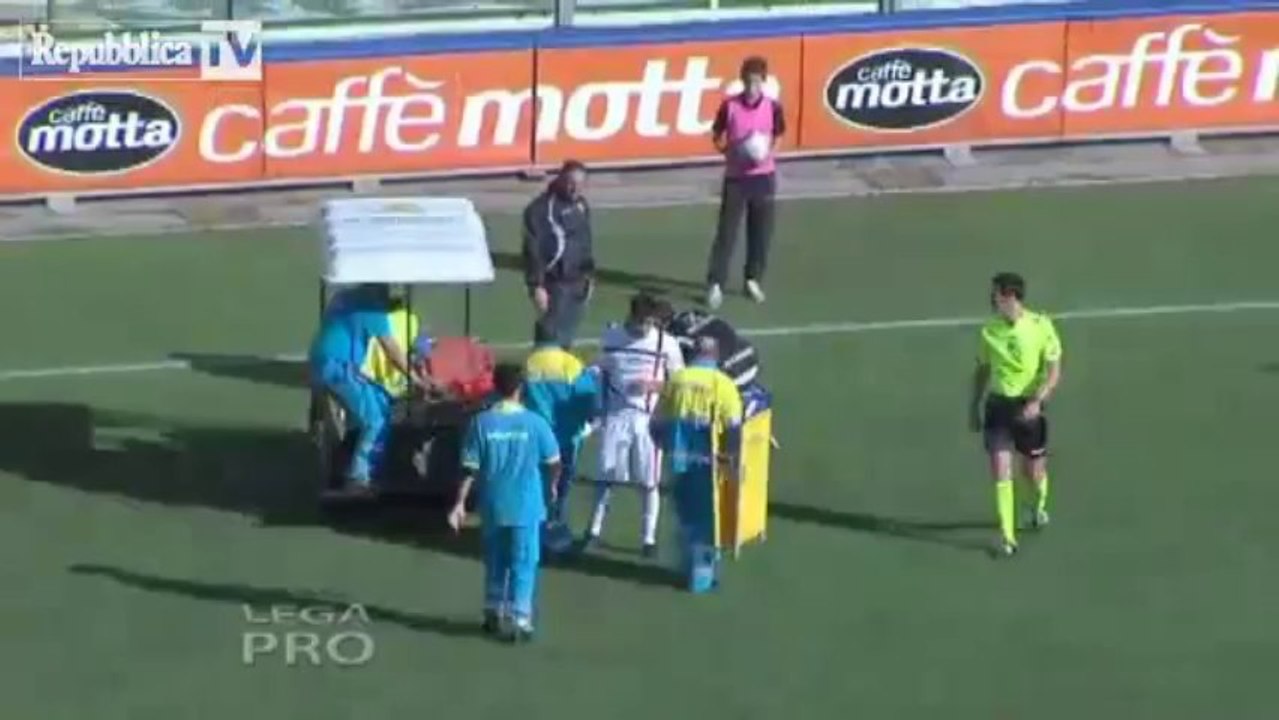 Menacée par ses propres fans, une équipe simule des blessures pour arrêter un match