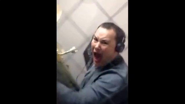 Faire peur à un joueur de tuba bien concentré