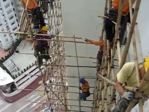 Construction d'un échafaudage en bambou à Hong-Kong