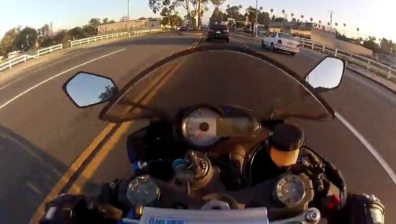 Un motard évite un gros accident... Habile le gars!