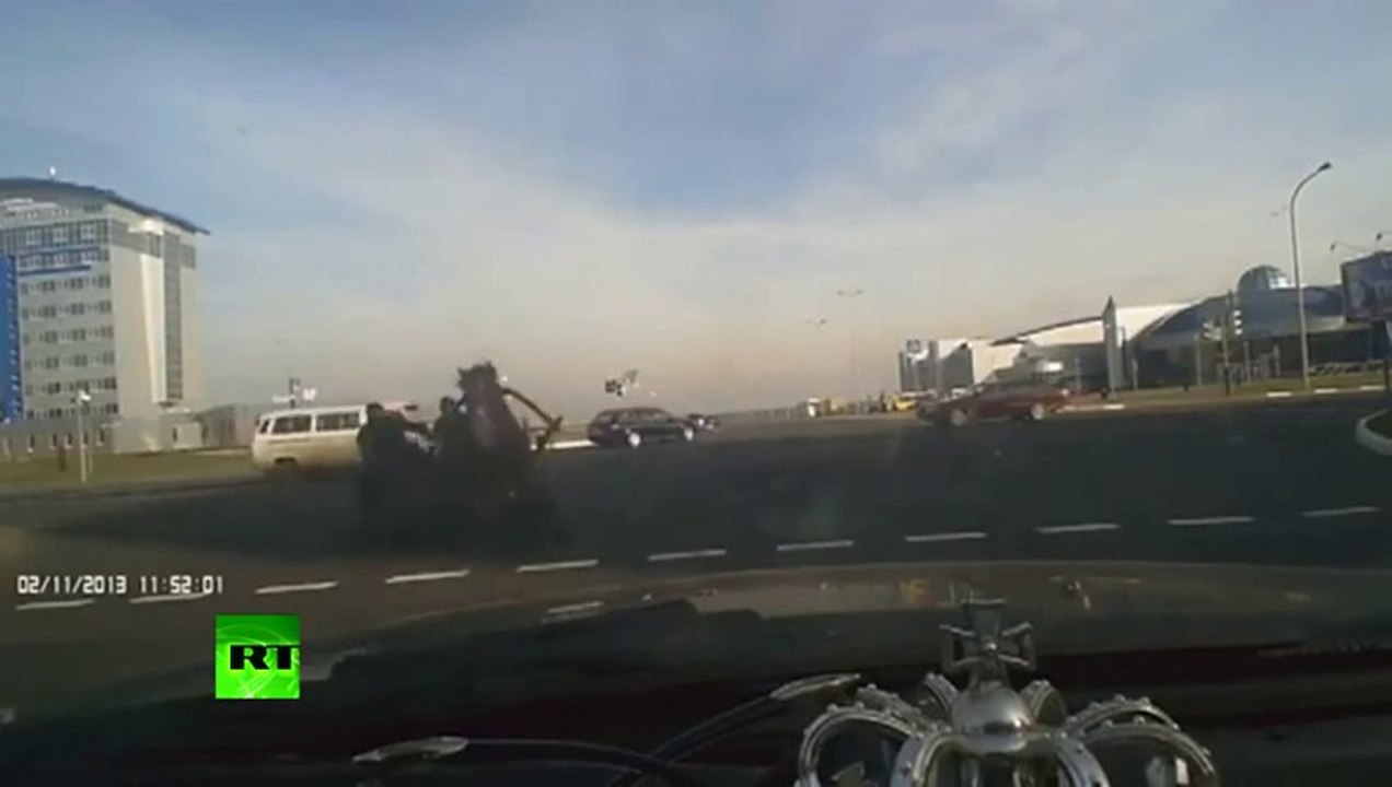 Accident de dingue : Voiture contre Attelage de CHEVAL!