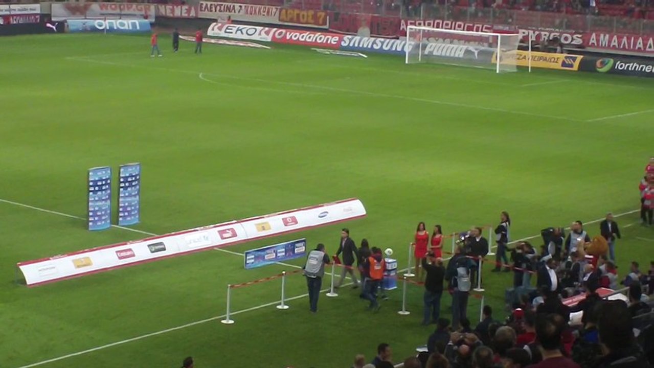 Η βράβευση του Μάρκο Πάντελιτς από τον Βαγγέλη Μαρινάκη στο "Γεώργιος Καραϊσκάκης"