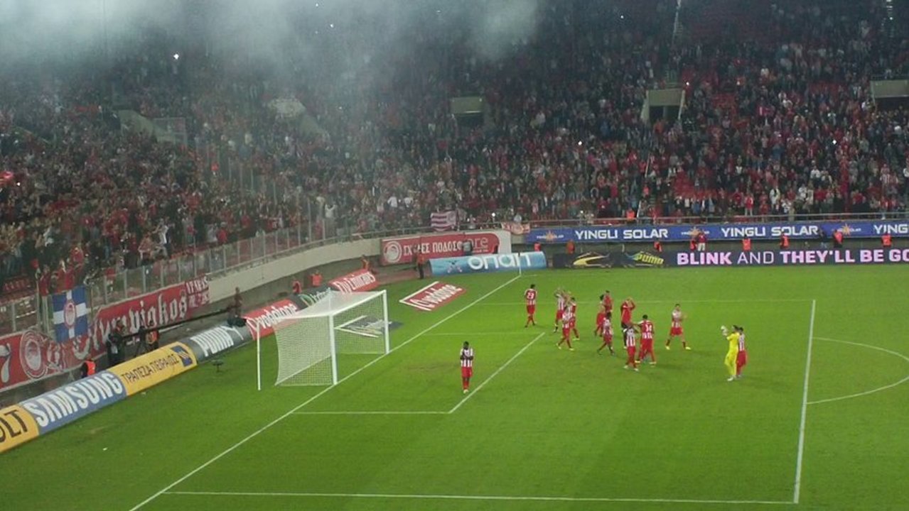 Οι πανηγυρισμοί των παικτών του Ολυμπιακού στο φινάλε του αγώνα με τον ΠΑΟΚ