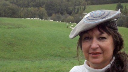 Un "Dernier Soleil" met le feu à Briscous, la romancière Carole Naulleau en dédicace dans le Pays Basque.