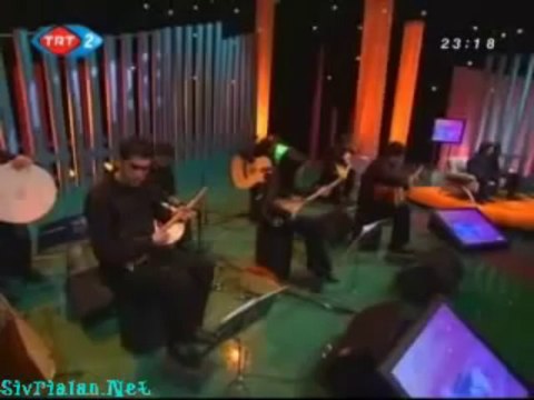 Oğuz Aksaç - Aşağıdan Gelir - Sivrialan.Net