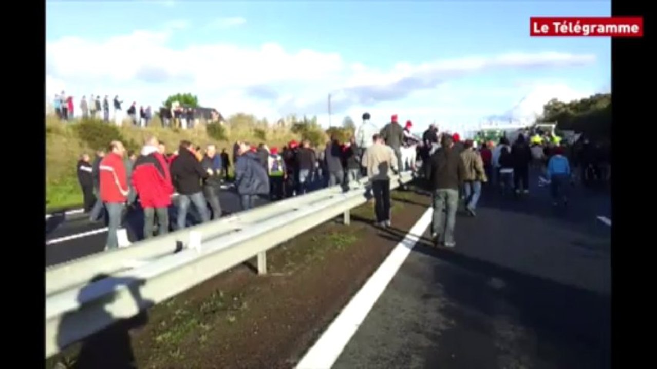 Jugon-les-Lacs (22). Manifestation devant le portique écotaxe et un radar incendié