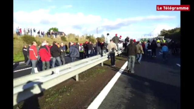 Jugon-les-Lacs (22). Manifestation devant le portique écotaxe et un radar incendié