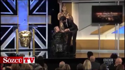 87 yaşındaki kadını sahneden aşağıya düşürdü