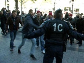 11 novembre: le président, François Hollande, sifflé sur les Champs-Elysées - 11/11