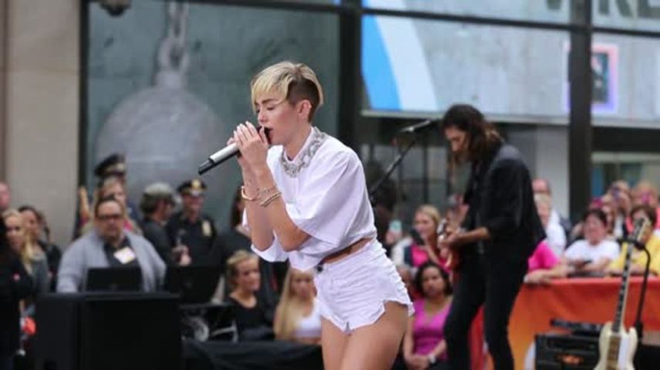 Miley cyrus raucht auf der bühne