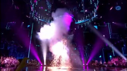 Miley Cyrus vuelve a provocar encendiendo un porro en la gala de la MTV en Europa