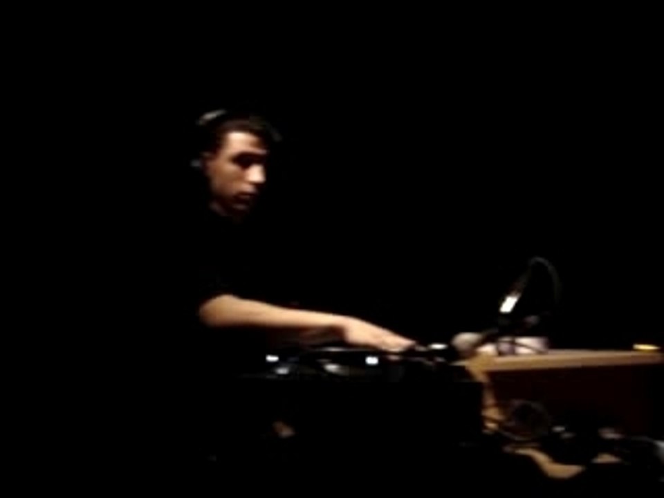 Alex aux platines