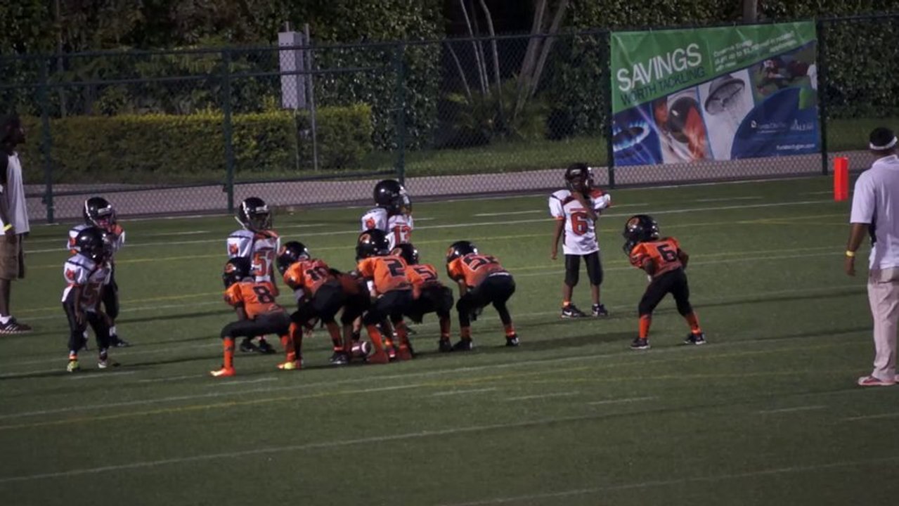 Football américain : une équipe de gamins jouent le système "Statue de la Liberté"