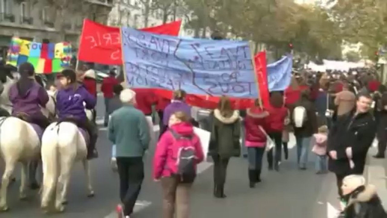 Des chevaux, des poneys et des milliers de manifestants à Paris contre la hausse de la TVA