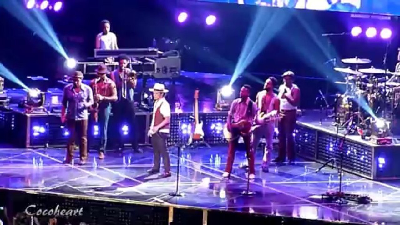 07 Bruno Mars - Just The Way You Are @ Düsseldorf, ISS Dome, 11.11.2013