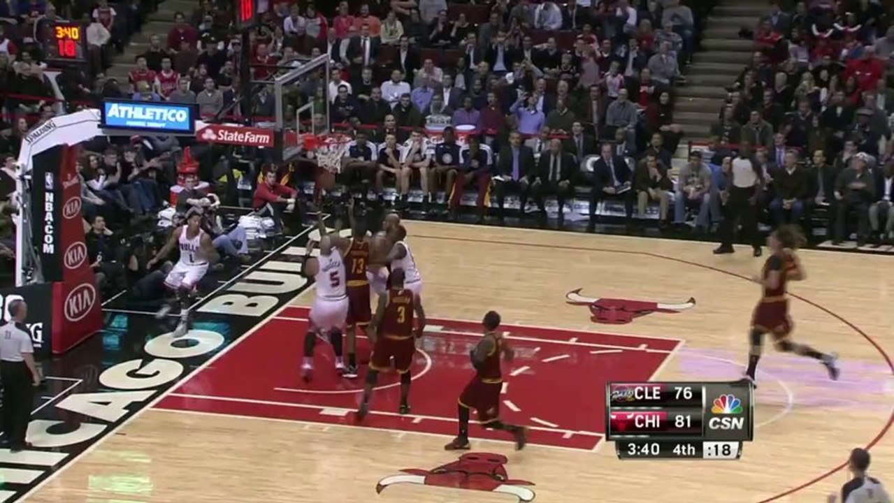 Derrick Rose boîte après un gros drive