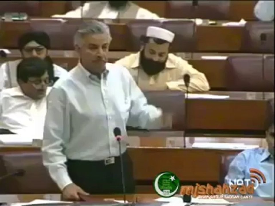 khawaja asif nay army ki band baja di