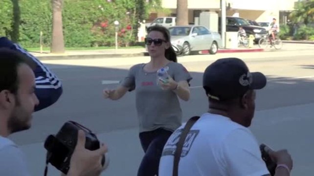 Jennifer Garner essaie d'arroser des paparazzis