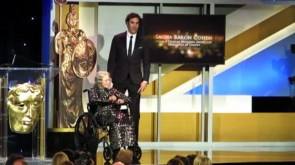 Sacha Baron Cohen hace broma en los Premios Britannia