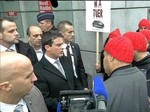 Manuel Valls attendu par des bonnets rouges devant les studios de BFMTV - 12/11