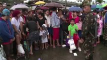 Sobreviventes são deslocados nas Filipinas após tufão