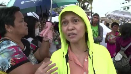Philippines: après le thyphon, des survivants sont évacués