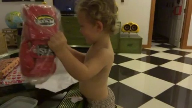 liam decouvre ses gants de boxe