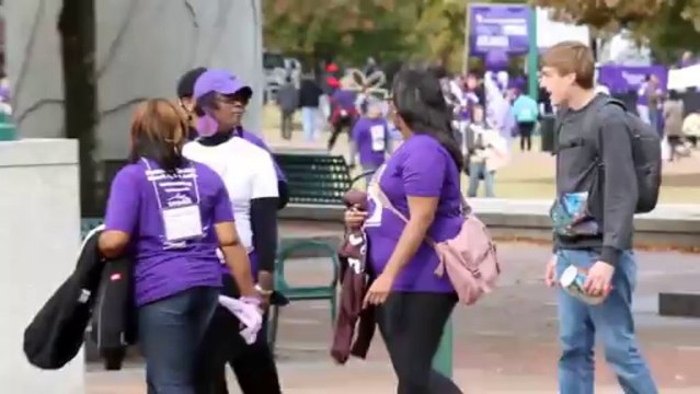 Jeter des déchets dans la rue devant des gens! Expérience sociale.