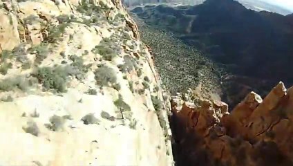L'homme volant - Wing-suit dans un canyon de l'Utah! Impressionnant!