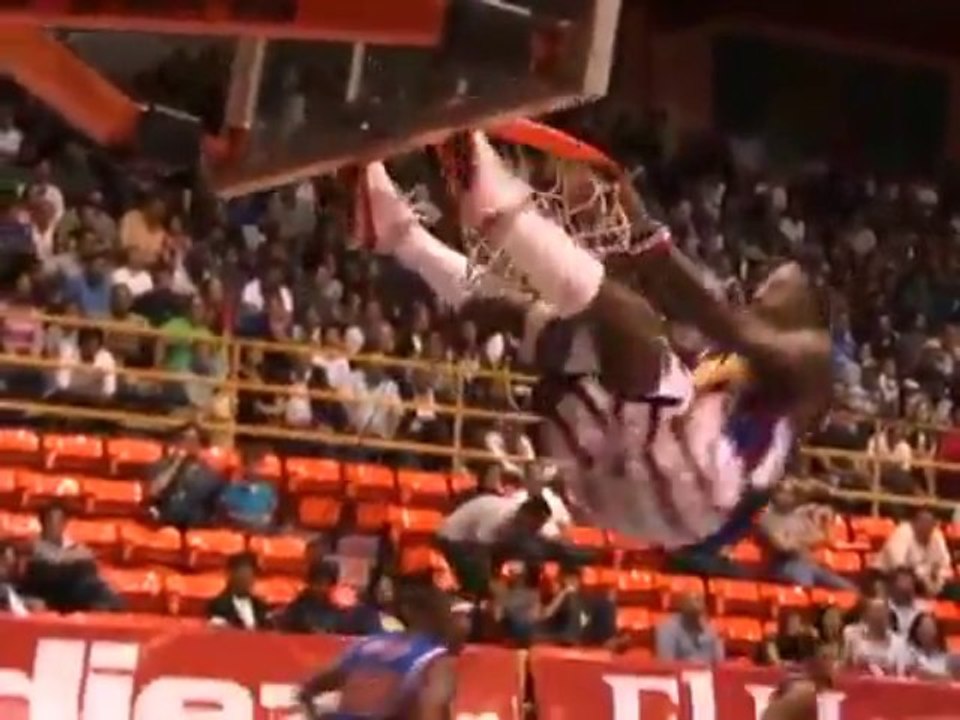Un panier de basket tombe sur la tête d'un joueur
