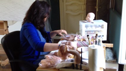Sandrine crée des poupons réalistes