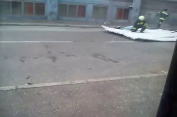 Pompier sur un tapis de tôle volant en Croatie